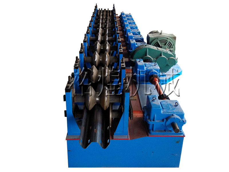 高速護欄板設(shè)備 高速護欄板設(shè)備